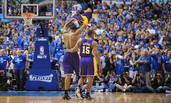SPORTS BKN-LAKERS-MAVS 43 LA