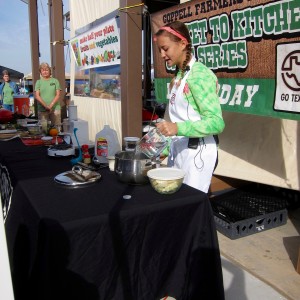 Coppell Middle School West student Ryan Kate Brandenburg prepares to make her self-created recipe Autumn Fruit Cappuccino on October 17 at the Coppell Farmers Market. Brandenburg likes to experiment with various combinations of food and creates her own recipes in her kitchen at home. Photo by Jennifer Su.