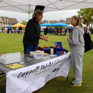 William T. Cozby Public Library librarian Betsy C. Merrill converses with a local Coppell resident about the recent eBook additions to the library system during Coppell Wellness Day at the Coppell Farmers Market on Nov. 7. The library’s temporary location is on 500 Southwestern Blvd while the permanent location is renovating. Photo by Jennifer Su.